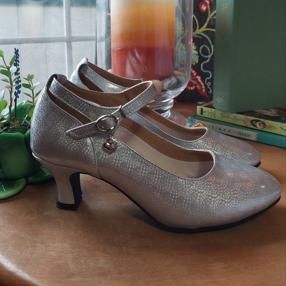 Silver dance shoes heart charms Women's size 6